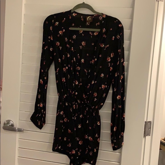Black flower print romper - Picture 1 of 3